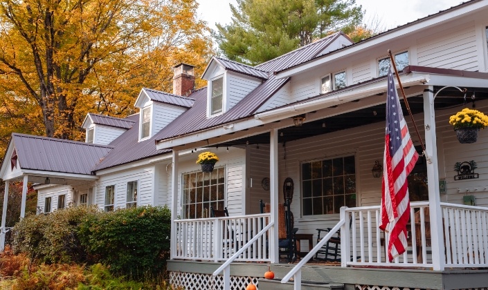 Front of Buttonwood Inn on Mt Surprise