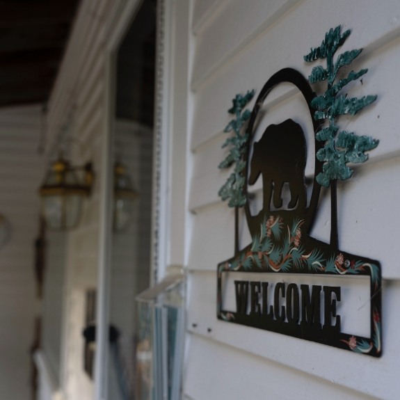 Welcome sign outside Buttonwood Inn on Mt Surprise front door