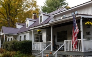 Outside view of Buttonwood Inn on Mt Surprise