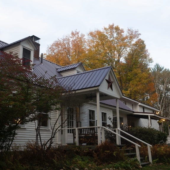 Outside view of Buttonwood Inn on Mt Surprise