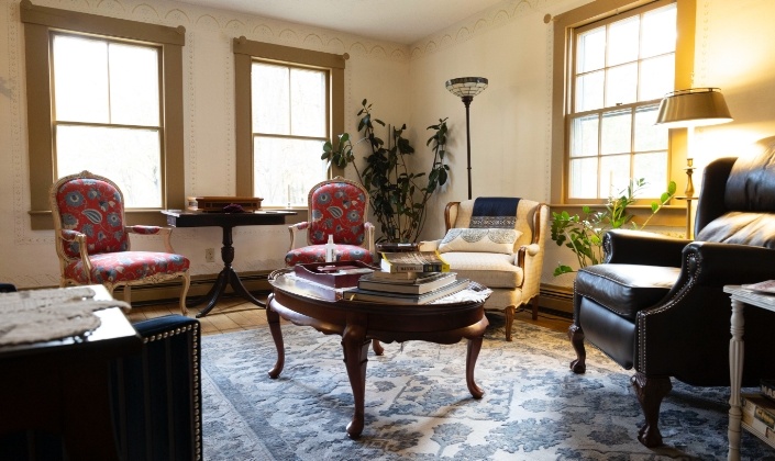 Chairs surrounidng a coffee table in meeting room