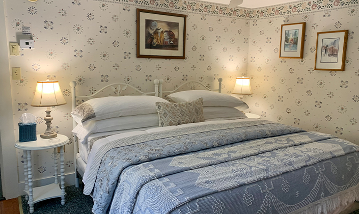 Bed with quilt
