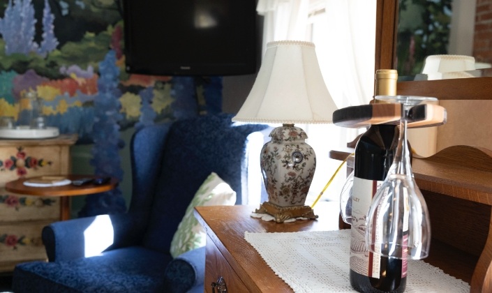 Decorations and bottle of wine in guest room